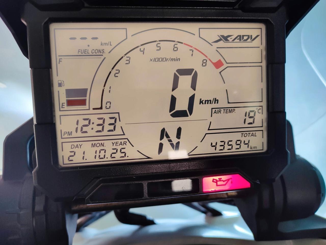 Honda X-ADV 750 con livrea Tricolour HRC