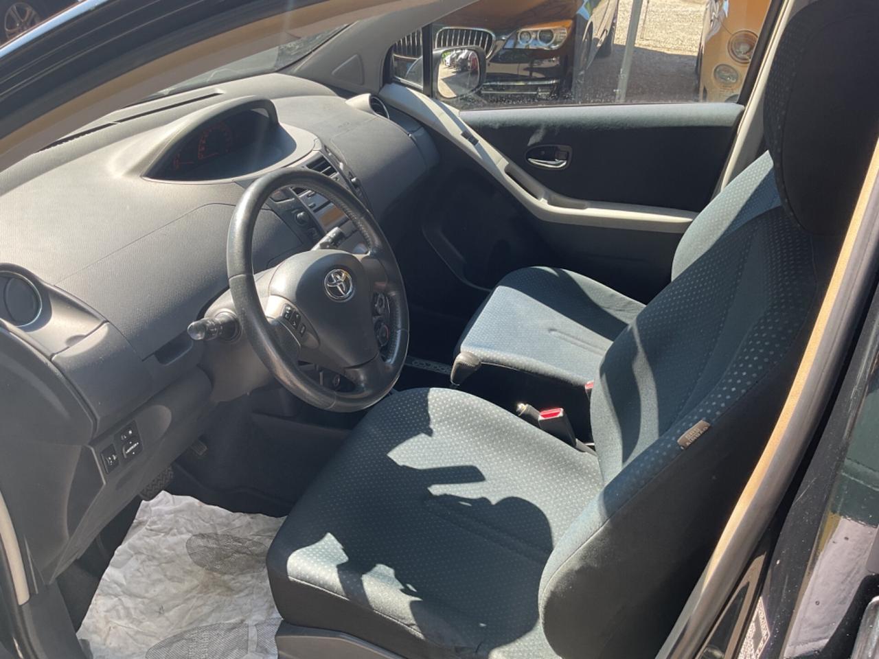 Toyota Yaris 1.3 5 port. OK NEOP. CAMBIO AUT.