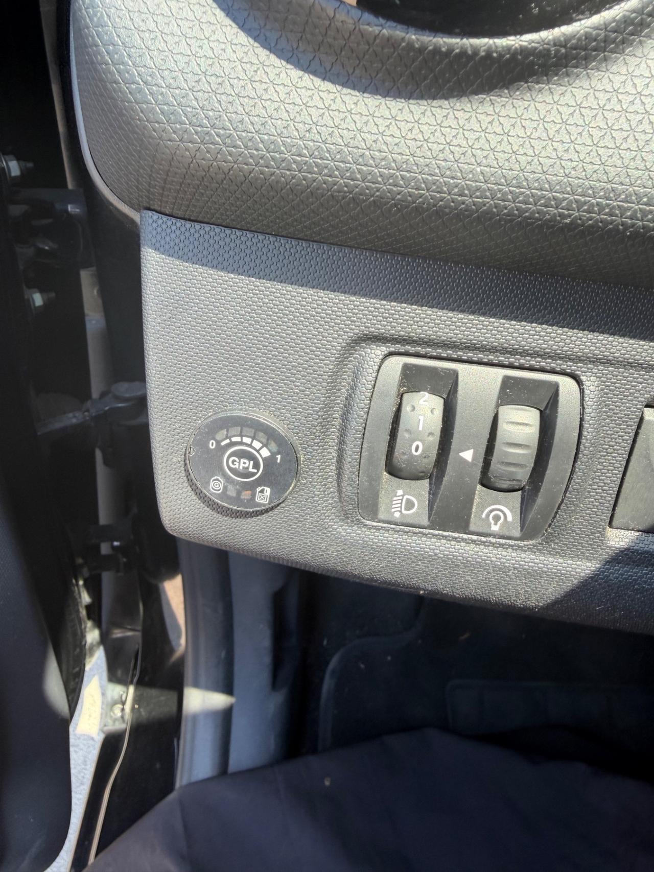 RENAULT CLIO 1.2 GPL LIVE – NEOPATENTATI
