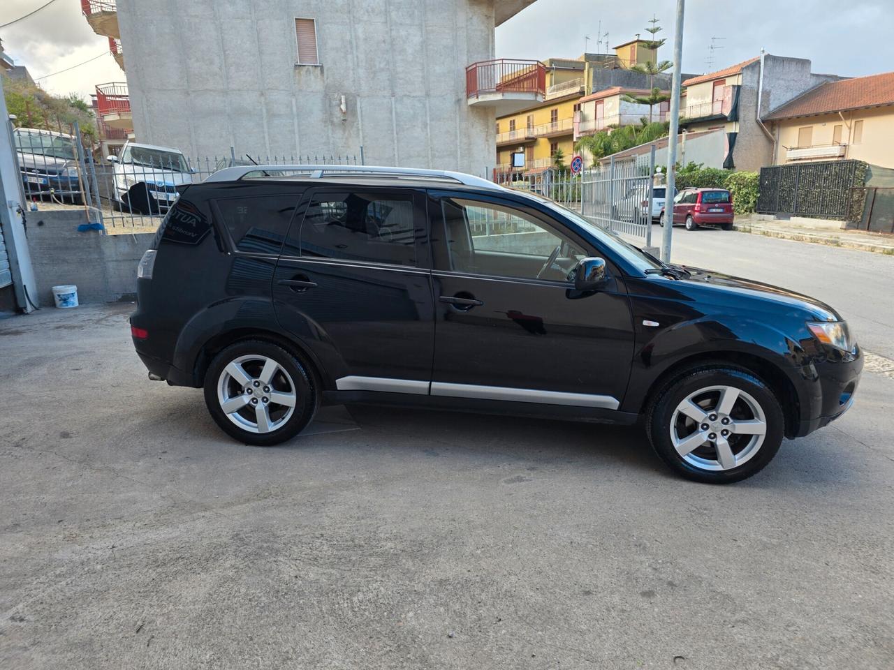 Mitsubishi Outlander 2.0 DI-D Instyle 7 p.ti DPF