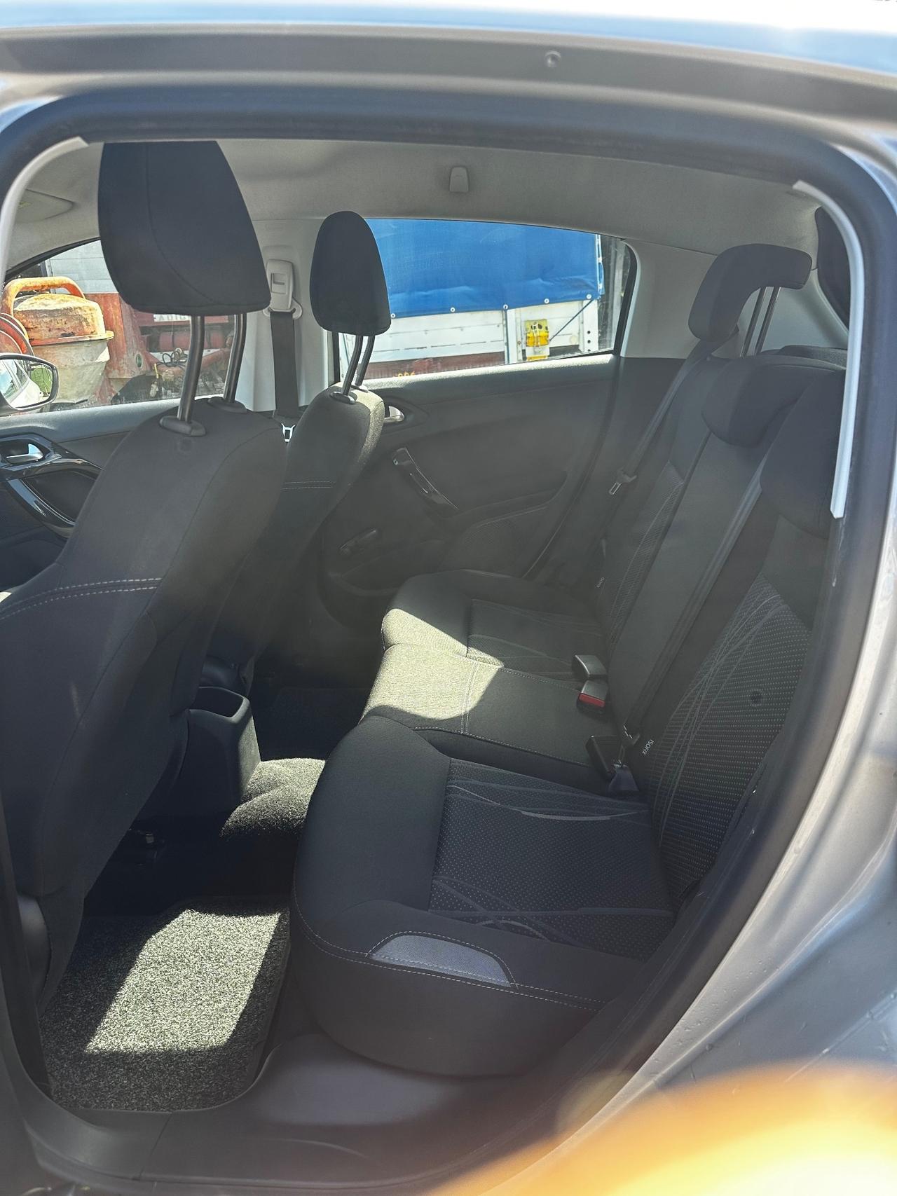 Peugeot 208 1.4 HDi 68 CV 5 porte Allure