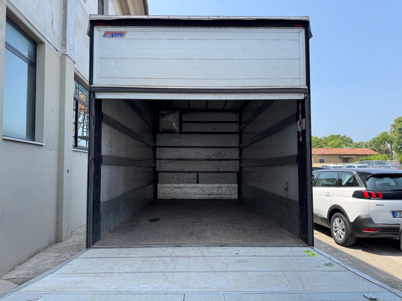 Ford Transit con la pedana ribasabile