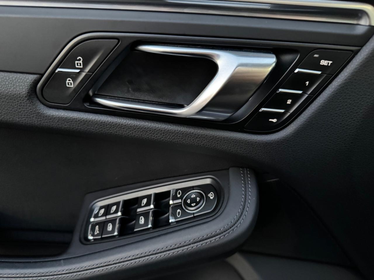 Porsche Macan cerchi 21, tetto, tagliandi Porsche