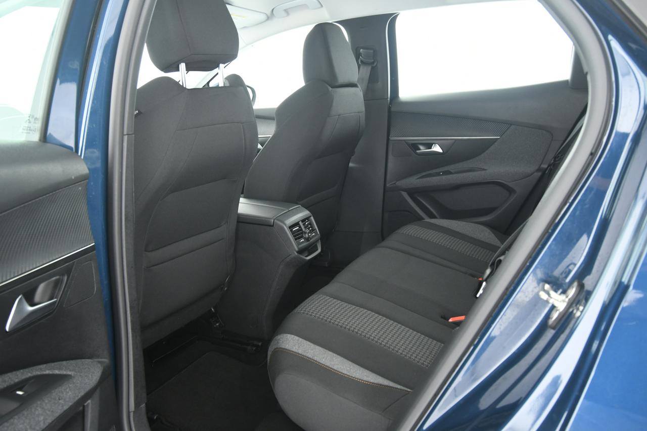 PEUGEOT 3008 1.5 bluehdi Active Business s&s 130cv eat8 NEOPATENTATI+CAMERA