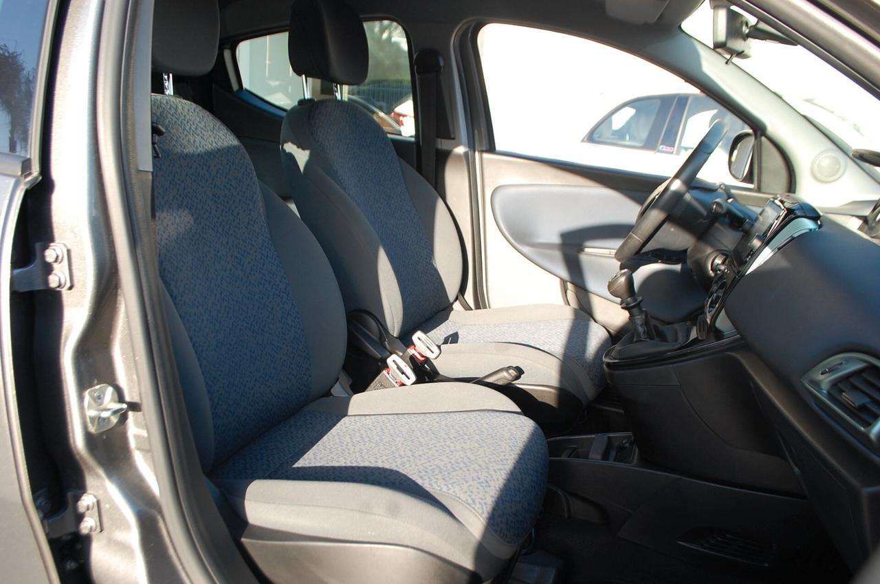 Lancia Ypsilon 1.0 firefly 70CV hybrid Gold Plus S&S Uff Italy USB