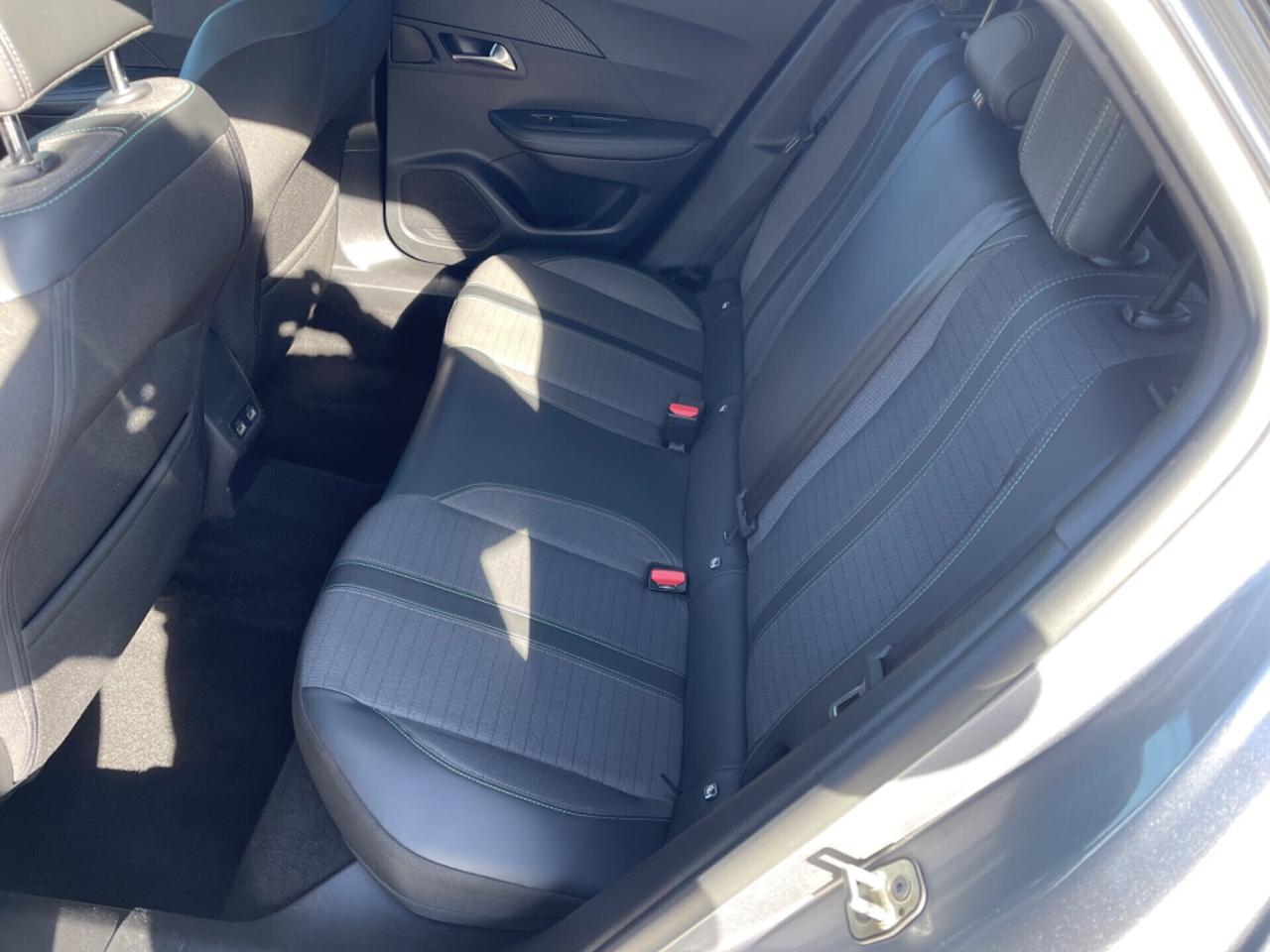 Peugeot 2008 BlueHDi 130 S&S EAT8 Allure