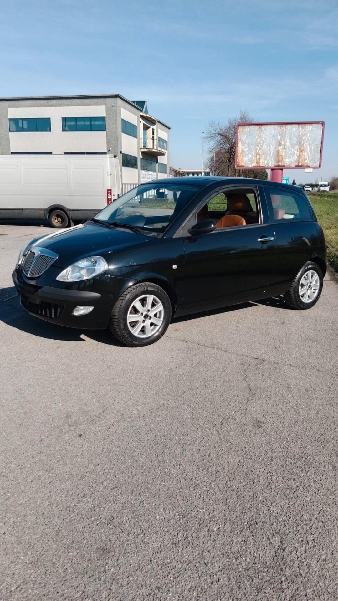 Lancia Ypsilon 1.4 16V Oro
