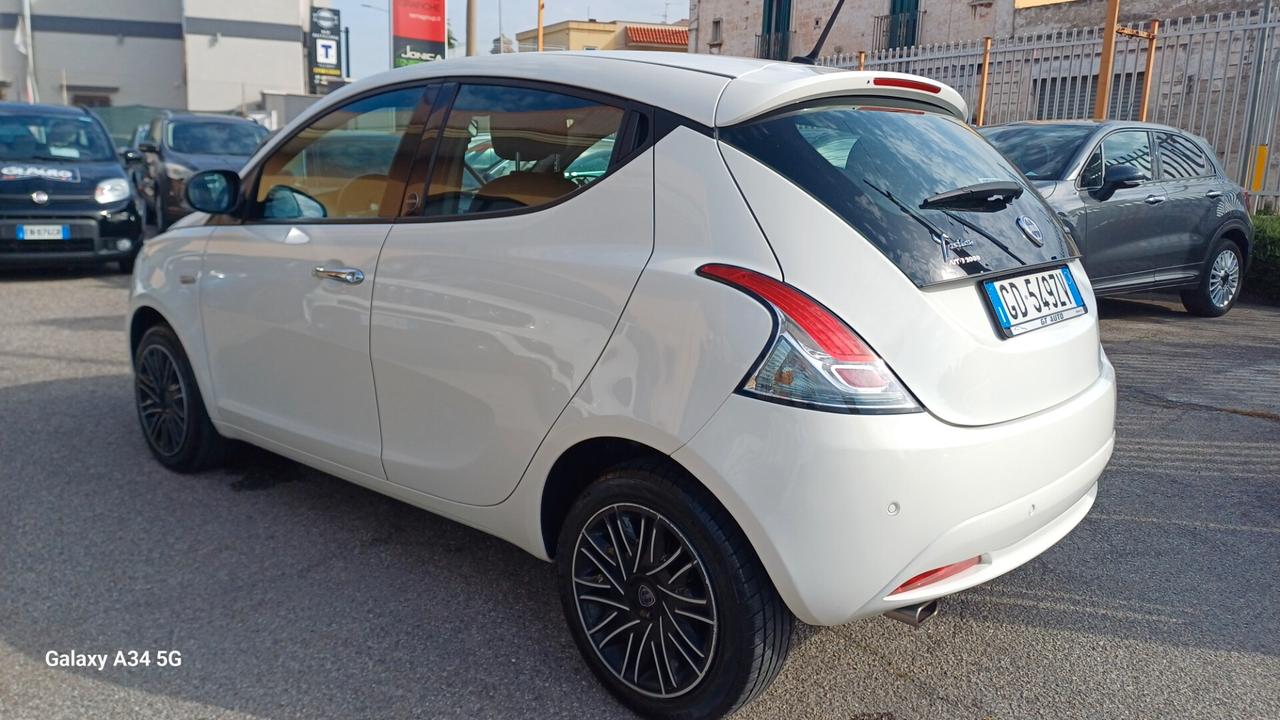 Lancia Ypsilon 1.0 FireFly 5 porte S&S Hybrid Ecochic Gold