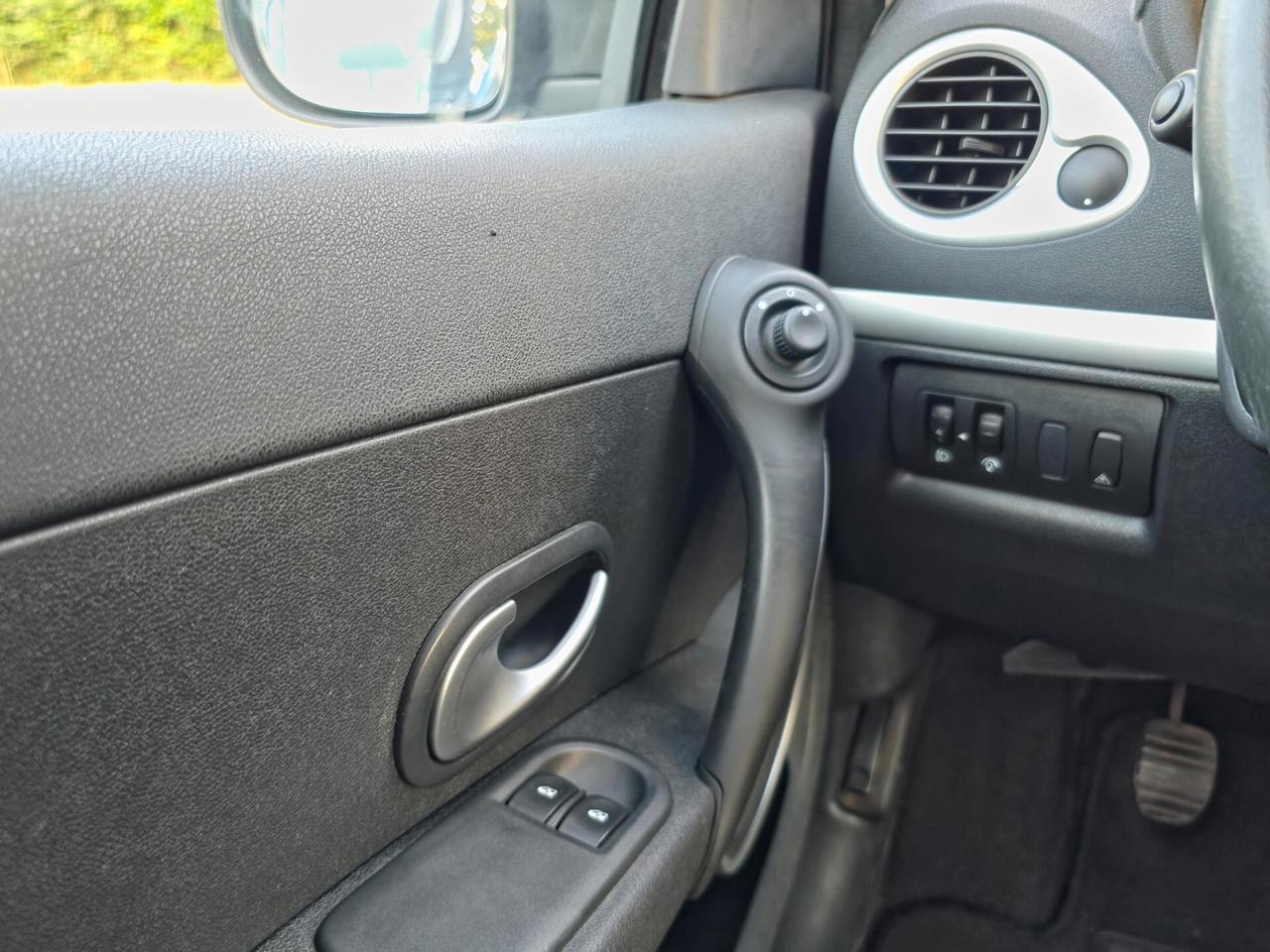 Renault Clio 1.2 16V 5 porte Luxe CV-75 E4 Manuale NEO 2010