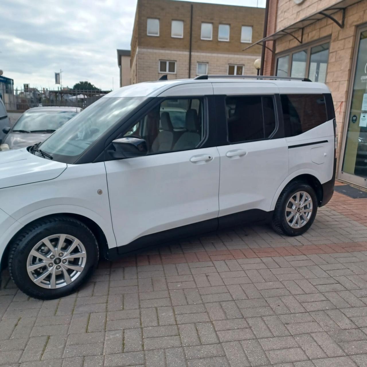 NUOVA 18000KM FORD TOURNEO 1.0 AUTOMATICO