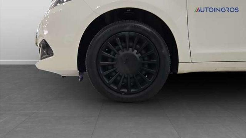 Lancia Ypsilon 1.0 FireFly Hybrid Silver