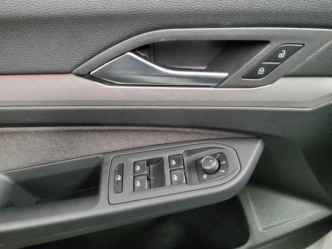 Volkswagen Golf -8 1.5 TSI Life LED DC PDC ACC MFL