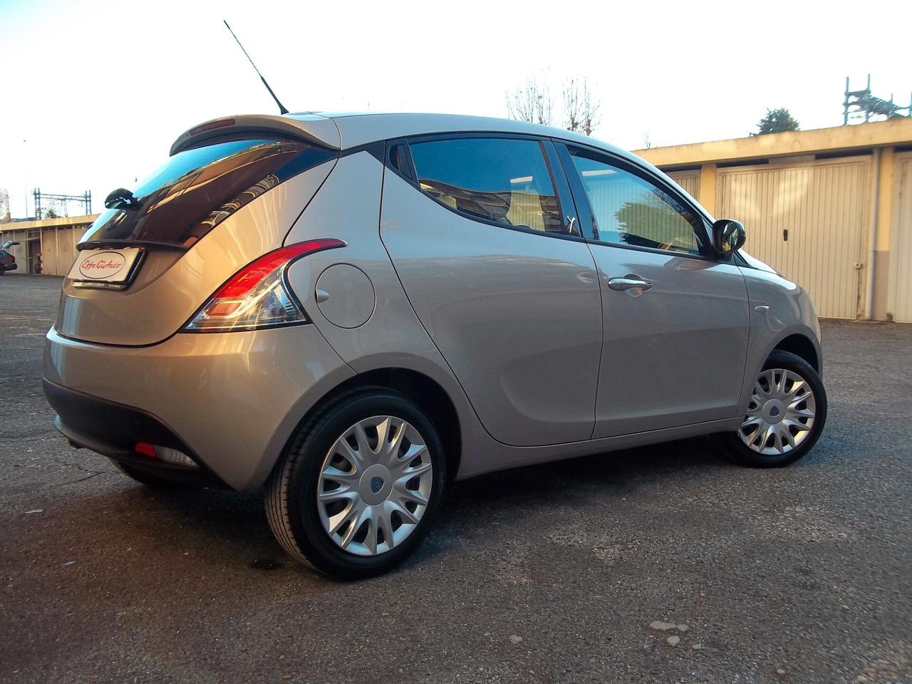 Lancia Ypsilon Gold 1.2 8v Ok neopatentati 5 posti Euro 5B