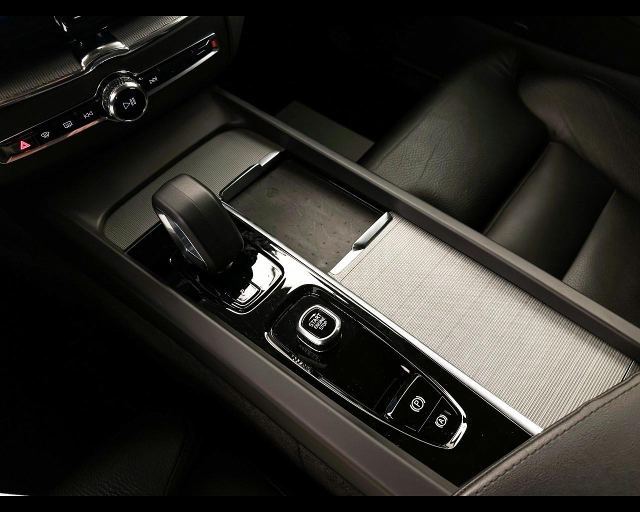 VOLVO XC60 B4 automatico Plus Dark