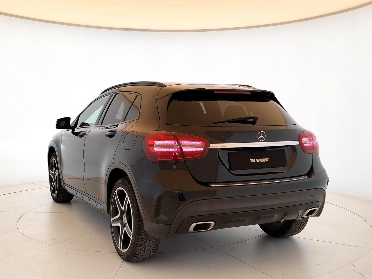 Mercedes-benz GLA 180 Night Edition- NEOPATENTATI
