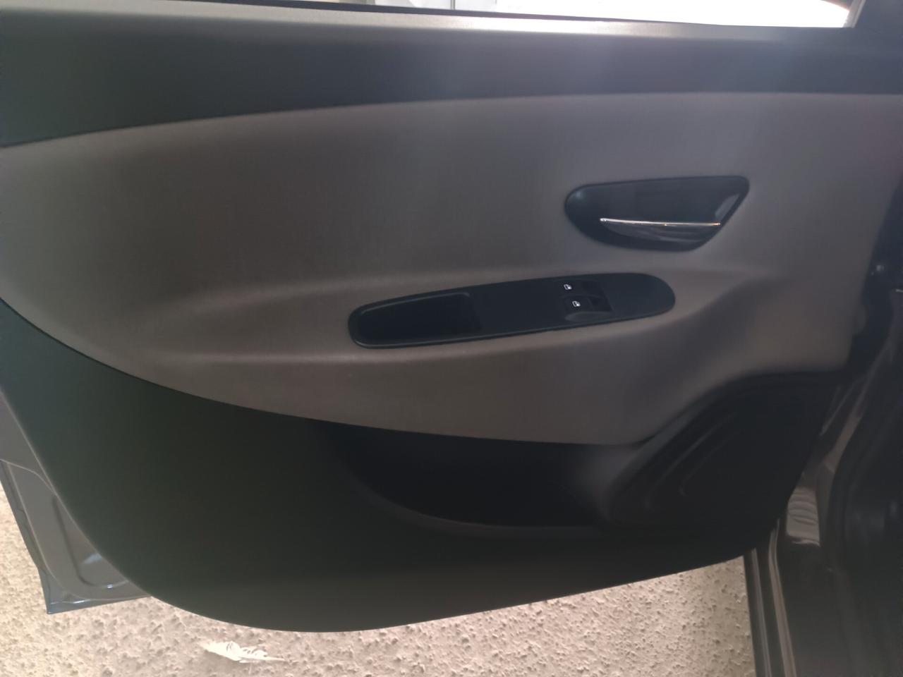 Lancia Ypsilon 1.2 69 CV Unyca