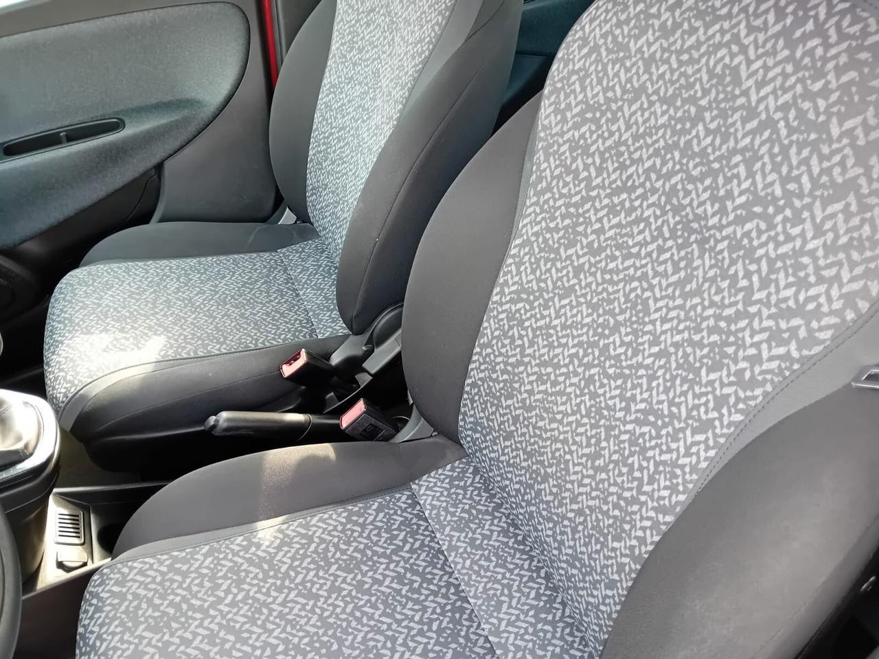 Lancia Ypsilon 1.0 firefly hybrid Silver