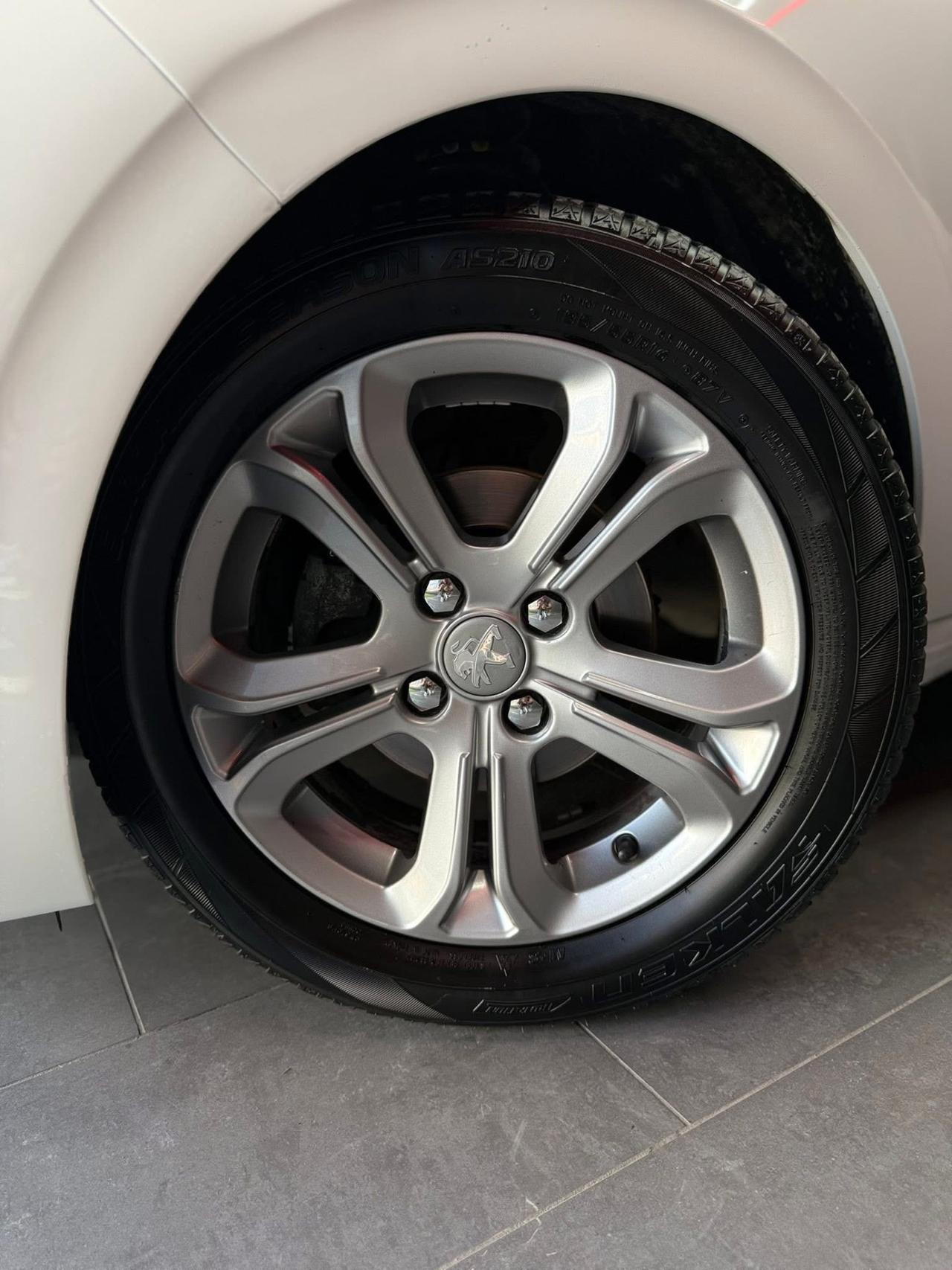 Peugeot 208 1.6 HDI 92 CV ALLURE FULL 2015