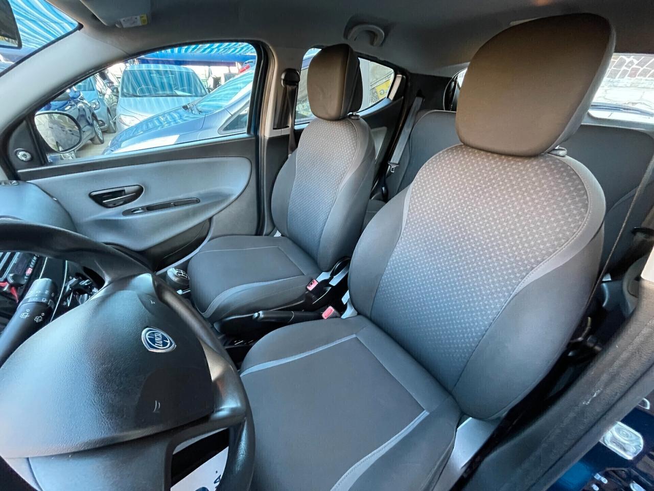 Lancia Ypsilon 1.2 69 CV 5 porte Silver