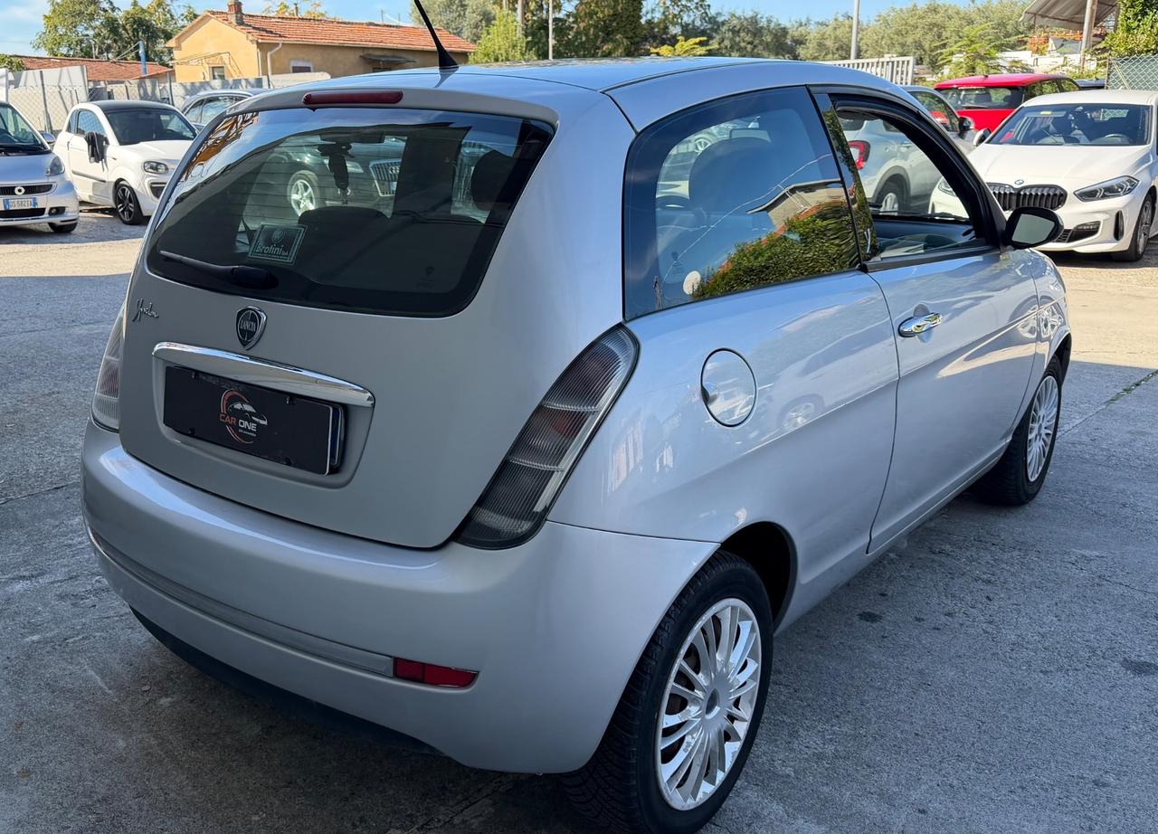 Lancia Ypsilon 1.2 versus
