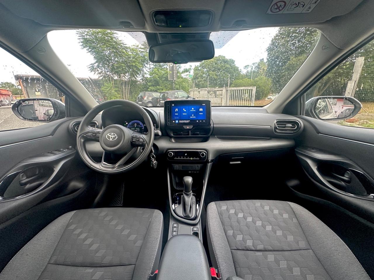 Toyota Yaris 1.5 Hybrid 5 porte Trend 2500 km! Full optional Nessun obbligo finanziario Permute