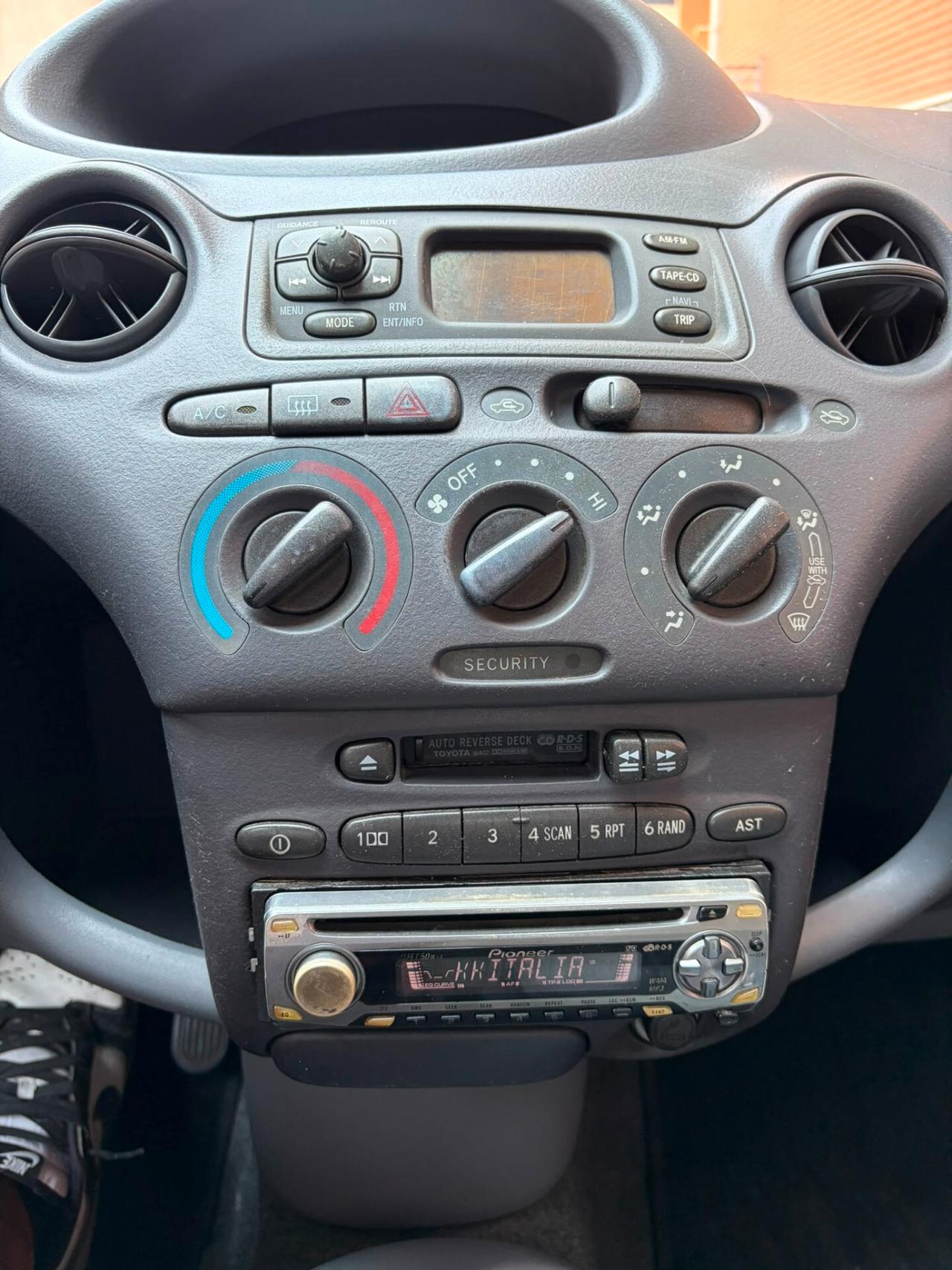 Toyota Yaris 1.0i 16V cat 5 porte Sol