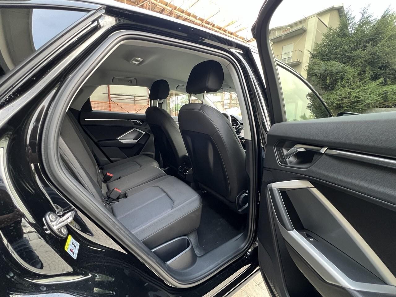 Q3 SPB 35 TDI Stronic Identity black