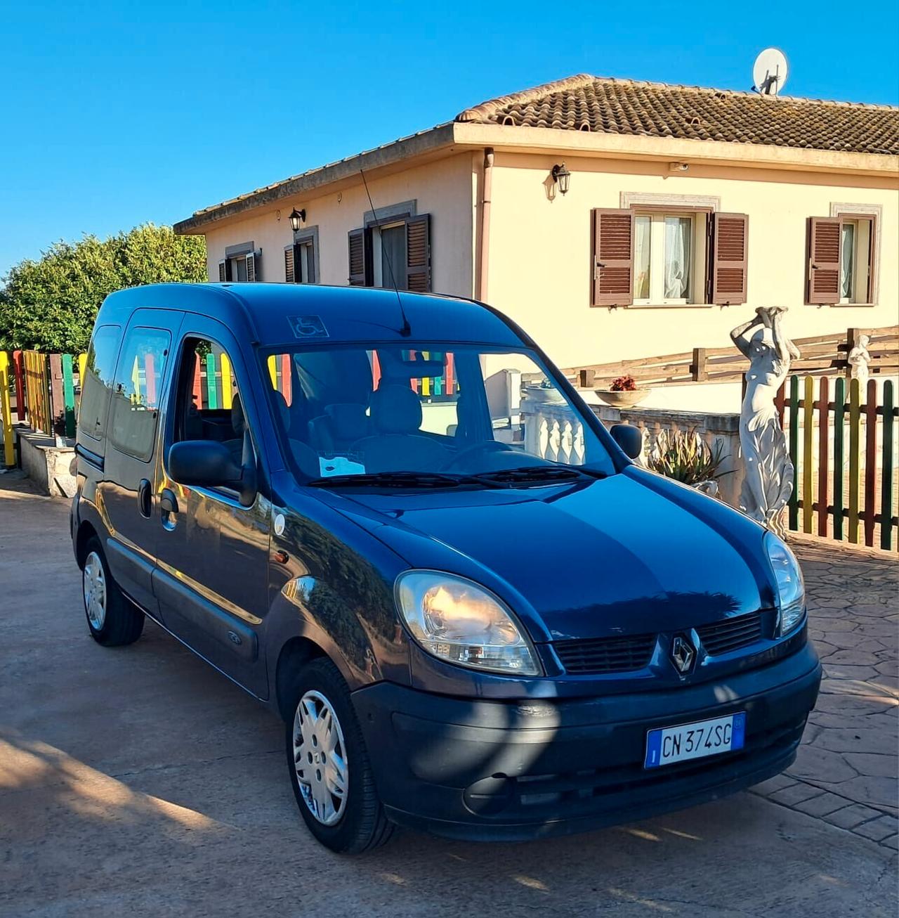 Renault Kangoo TRASPORTO DISABILI PIANALE RIBASSATO UNIPRO