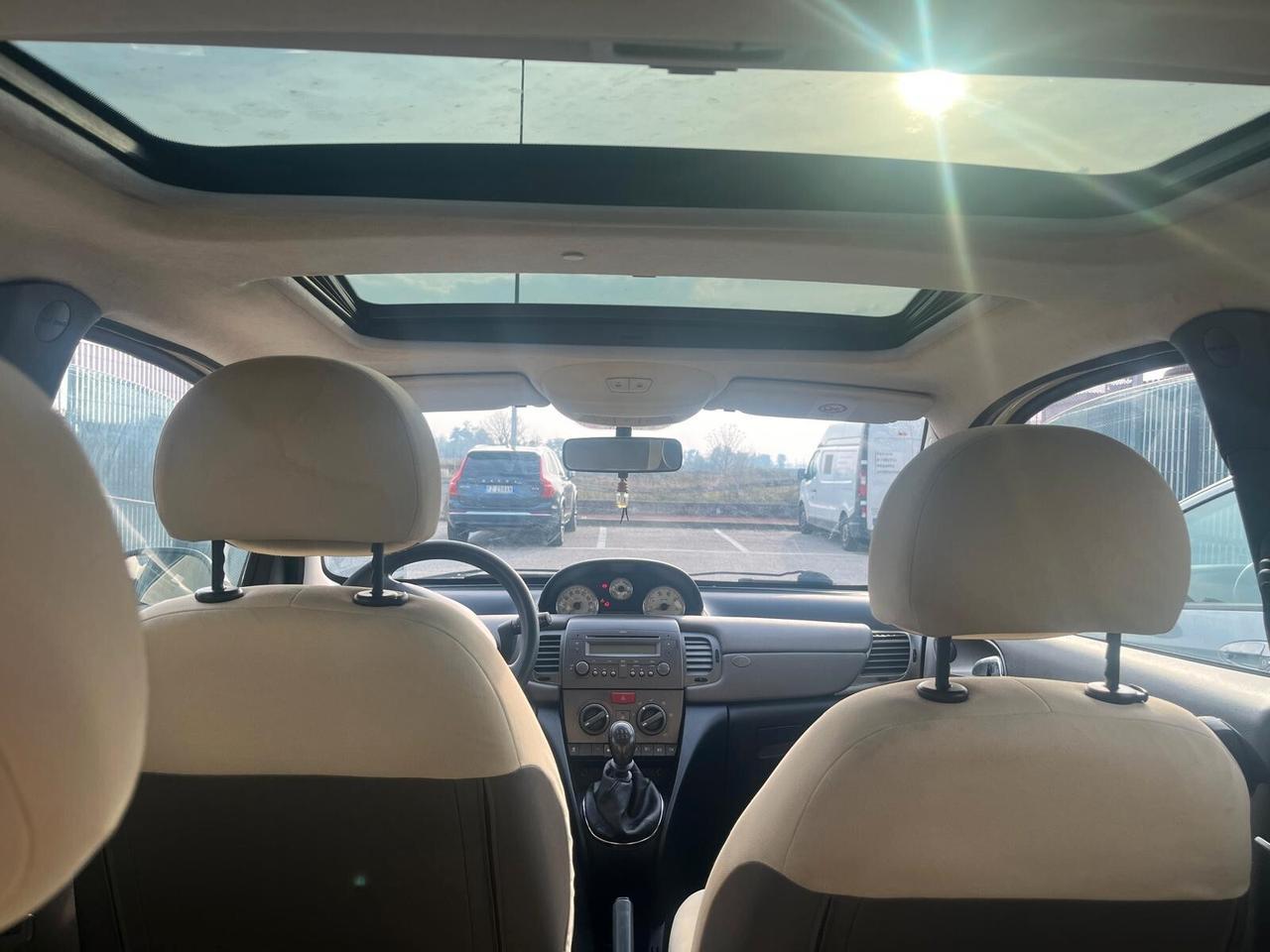 Lancia Ypsilon 1.2 Argento TETTO PANORAMICO APRIBILE ADATTA AI NEOPATENTATI