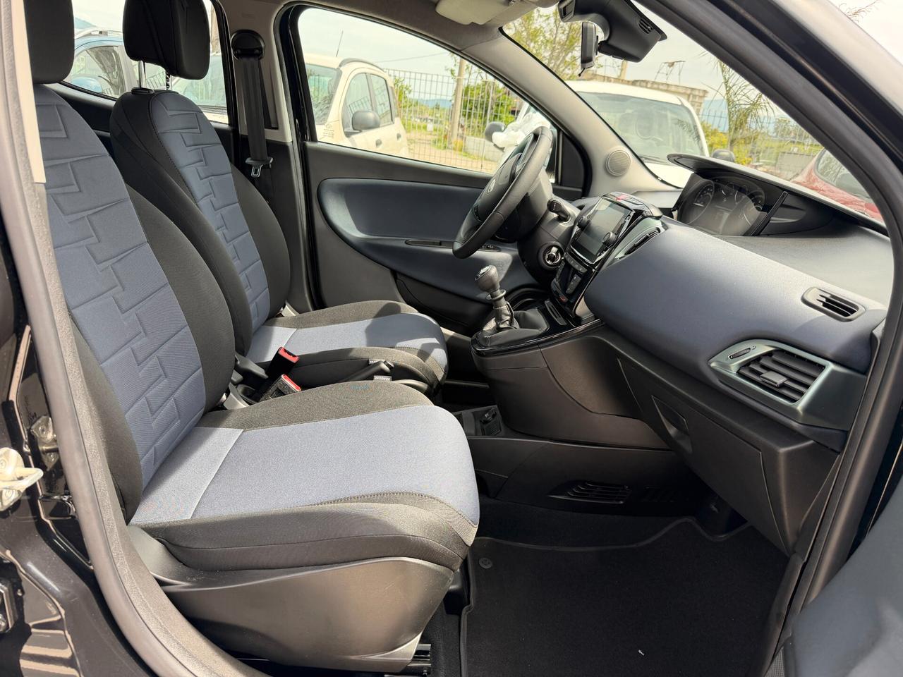 LANCIA YPSILON ANNO 2024 1.0 HYBRID 70 CV * KM 0