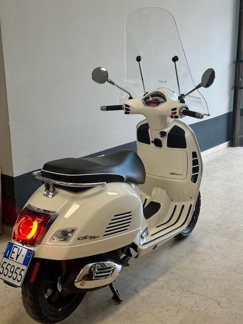 Piaggio Vespa 300 GTS SUPER ABS