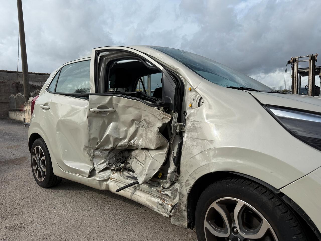 KIA PICANTO ANNO 2023 1.0 BENZINA *SINISTRATA