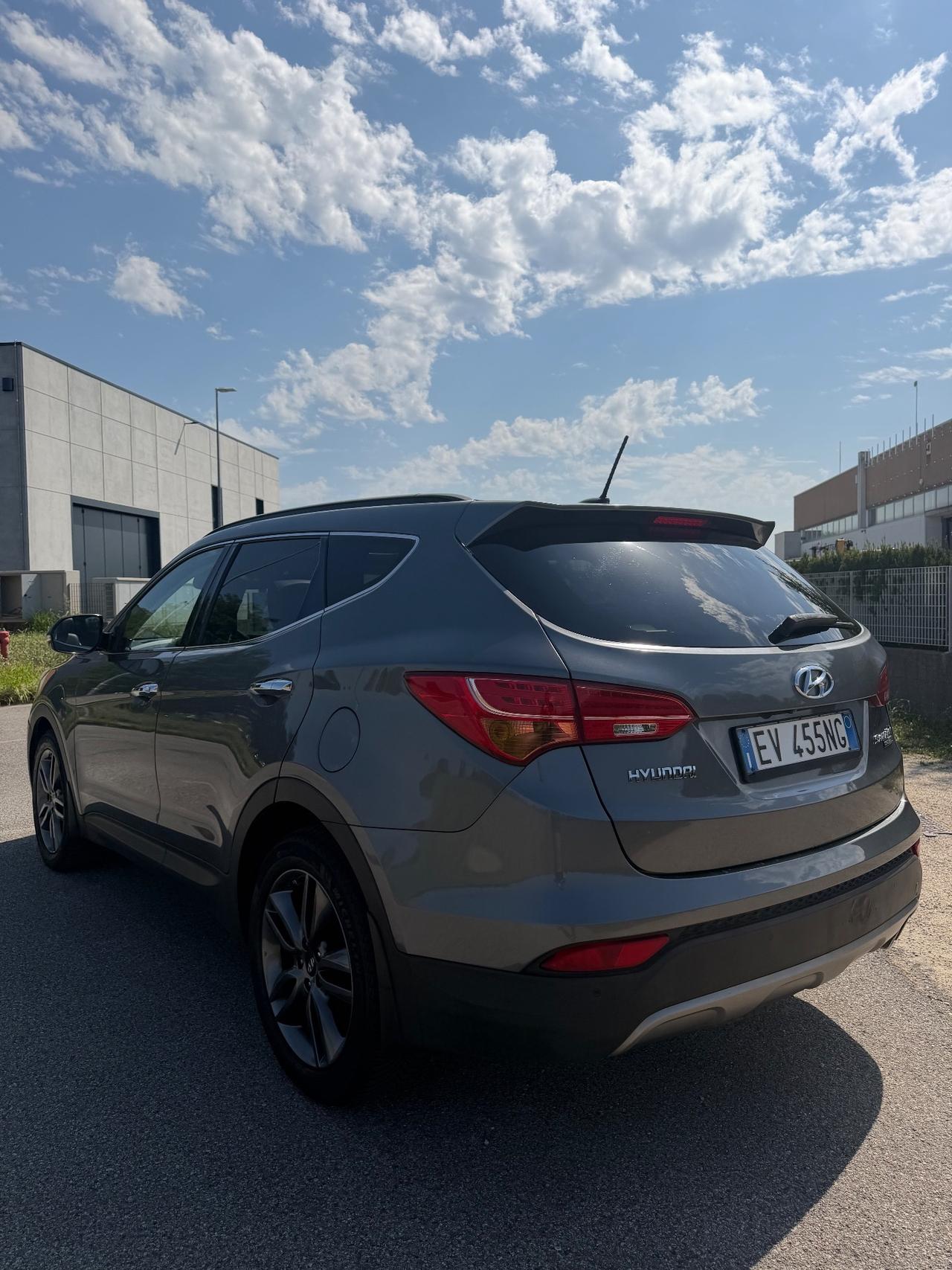 Hyundai Santa Fe .