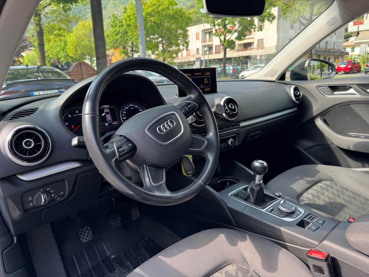 Audi A3 SPB 1.6 TDI Sport - SENSORI PER IL PARCHEGGIO - VETRI OSCURATI