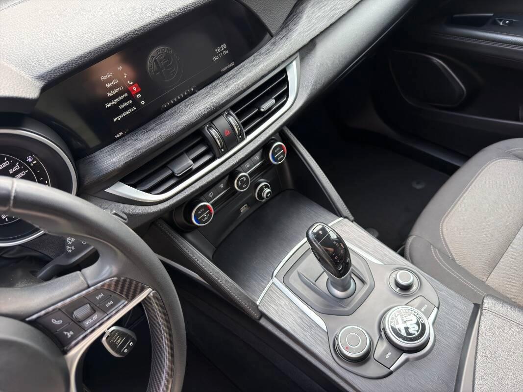 Alfa Romeo Stelvio 2.2 t Business Q4 190cv auto my19