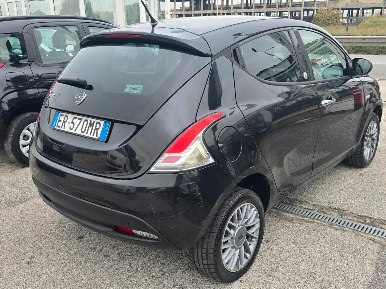 Lancia Ypsilon 0.9 TwinAir 85 CV 5 porte Metano Ecochic Silver