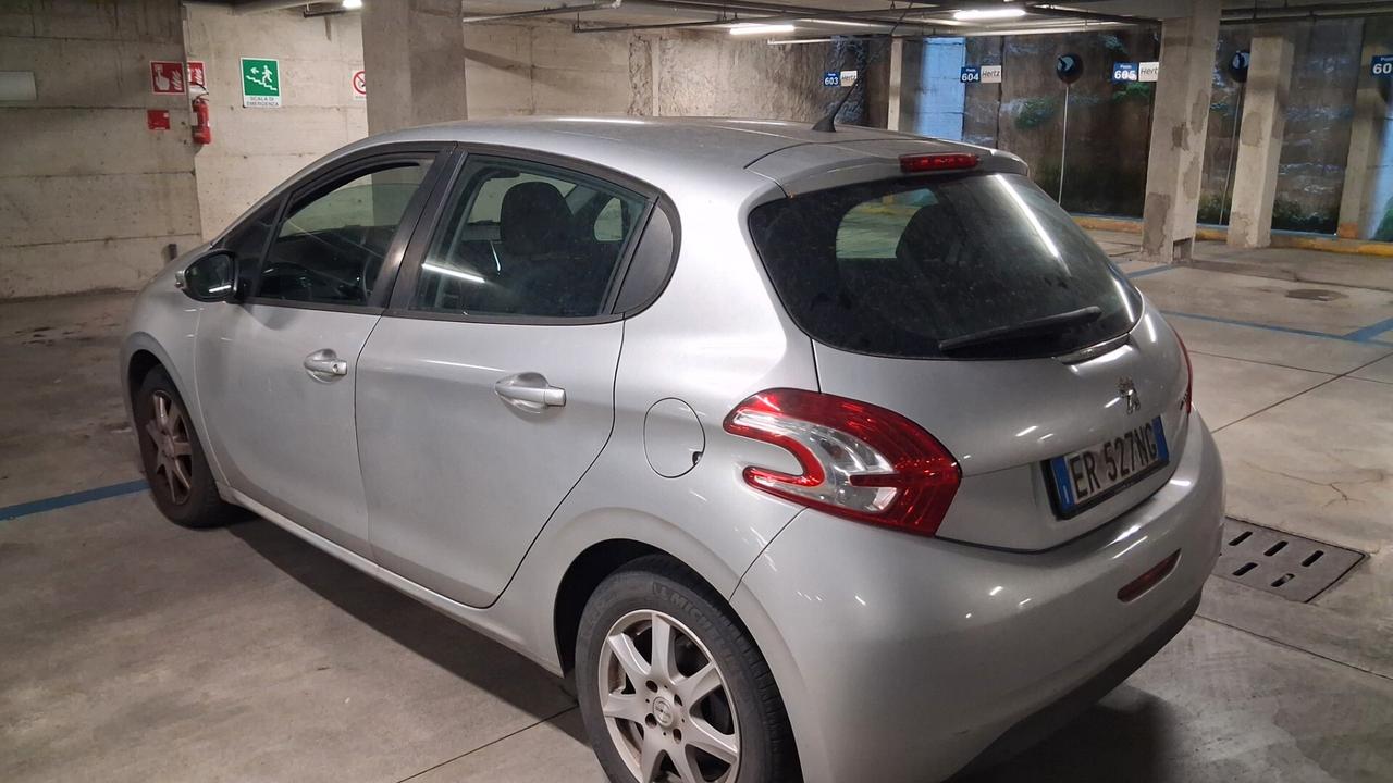 Peugeot 208 1.4 HDi 68 CV 5 porte Allure
