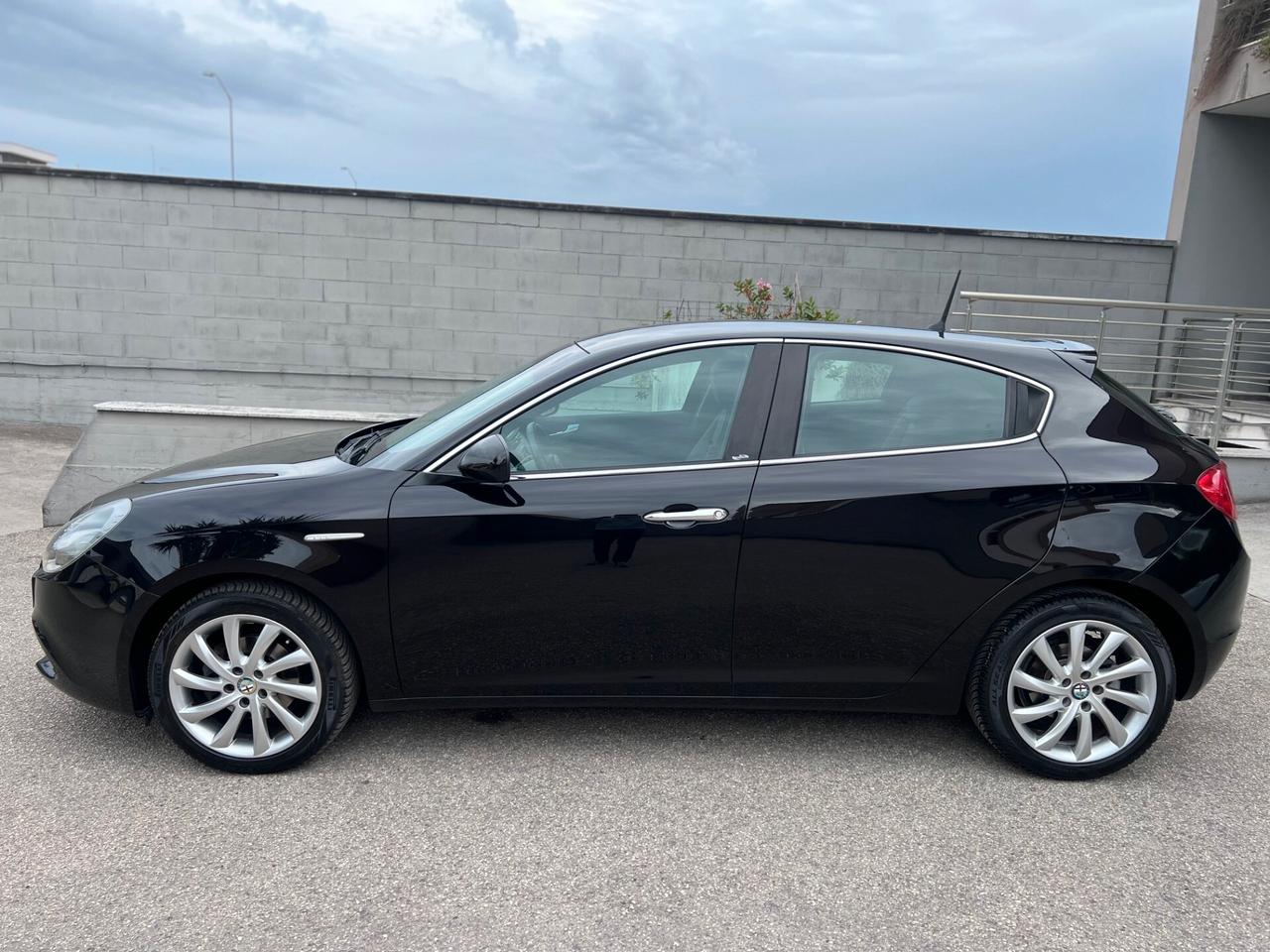 Alfa Romeo Giulietta 1.6 jtdm Distinctive 120cv PDC/CLIMA/TEL/17; PERFETTA!!