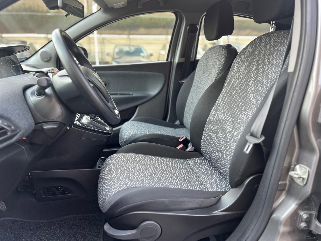 Lancia Ypsilon 1.0 FireFly Hybrid Silver Plus