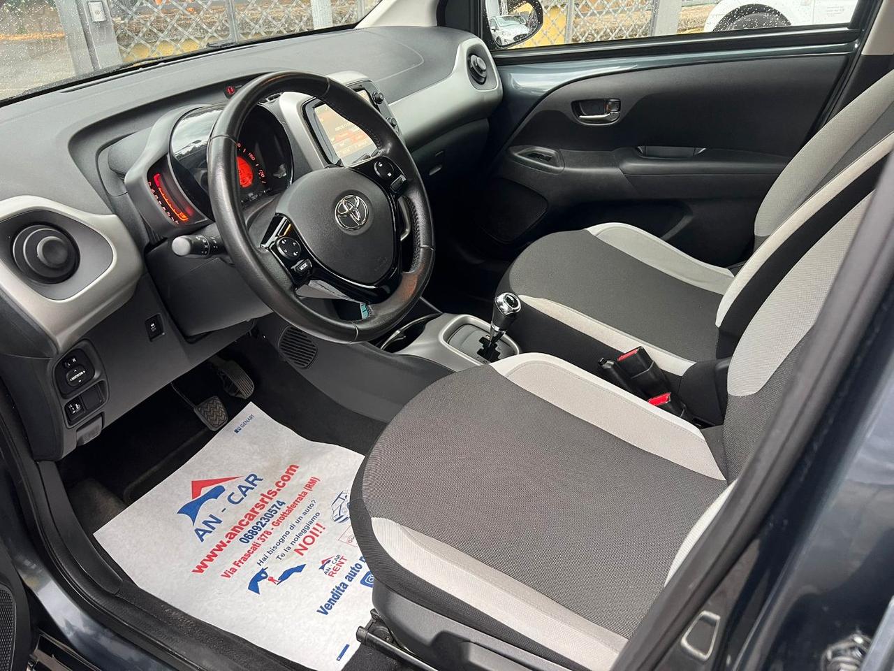 Toyota Aygo 5 Porte 1.0 x-play Automatica