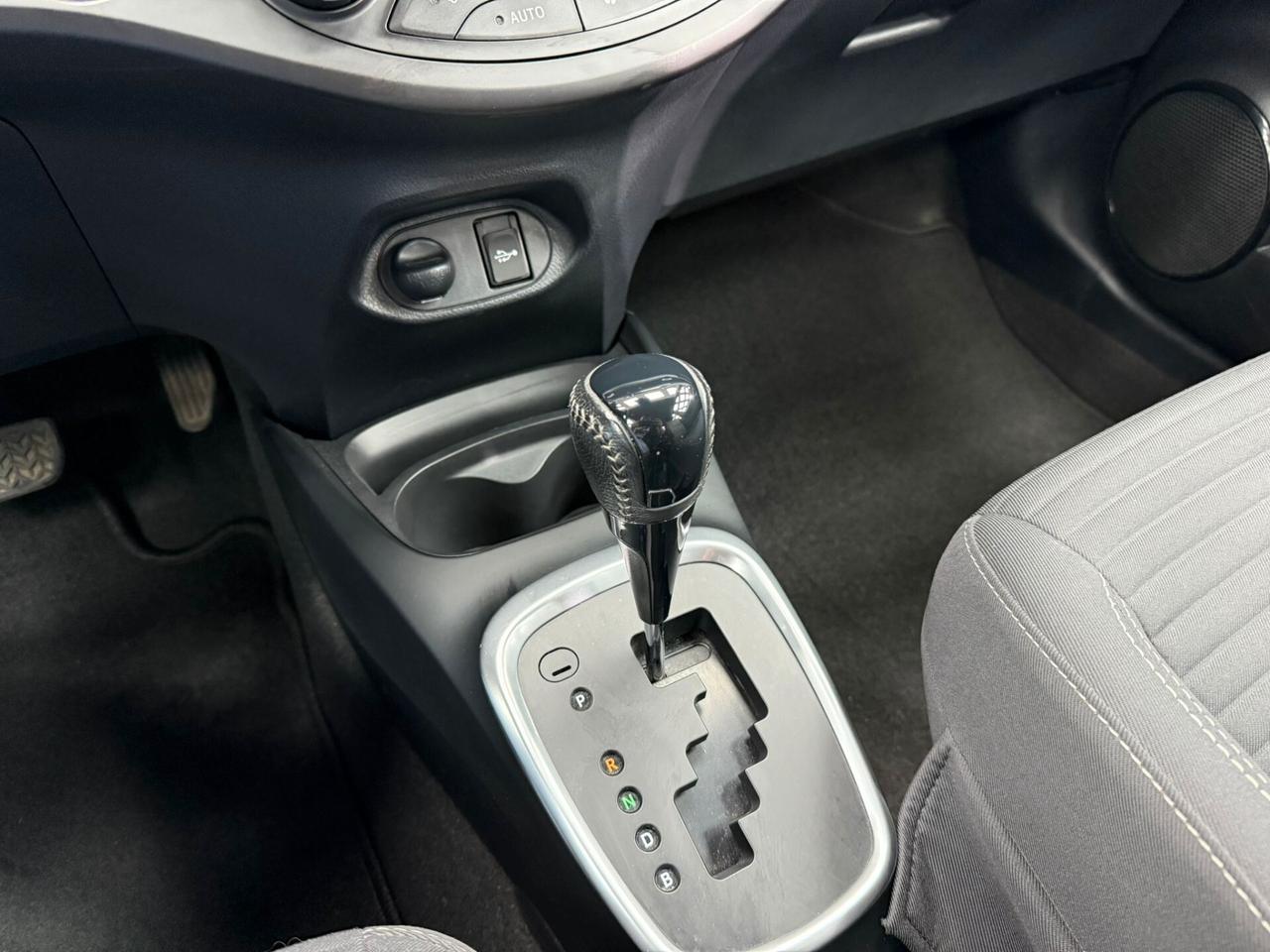 Toyota Yaris 1.5 Hybrid 5 porte Active berlina 2 volumi (940)