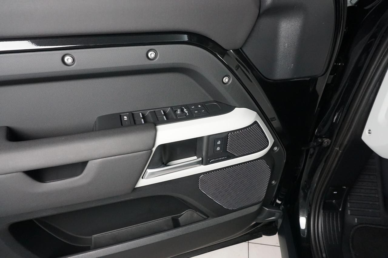 Land Rover Defender 110 3.0D I6 200 CV AWD Auto X-Dynamic SE