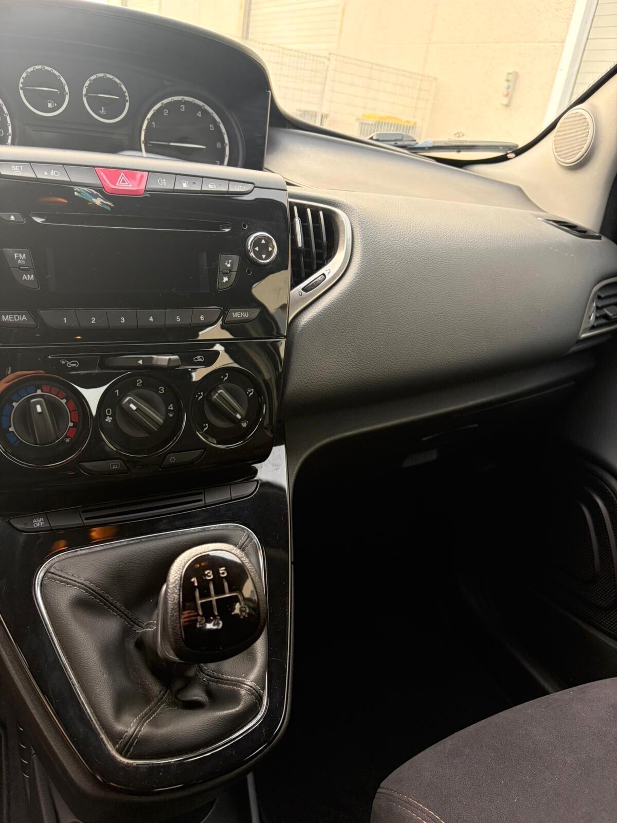 Lancia Ypsilon 0.9 TwinAir 85 CV 5 porte Metano Ecochic Silver