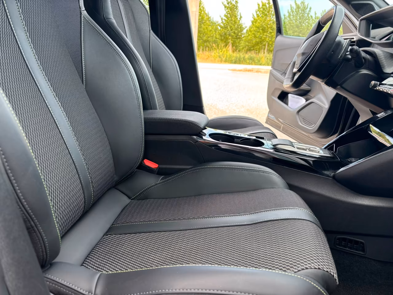 Peugeot 208 GT Hybrid 110 e-DCS6 SPOTICAR