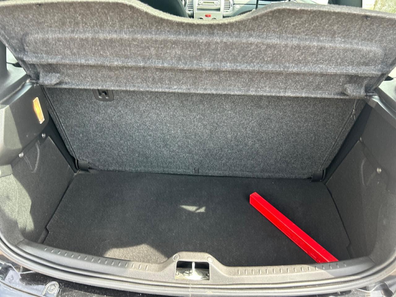 Lancia Ypsilon 1.3 MJT 75 CV Versus