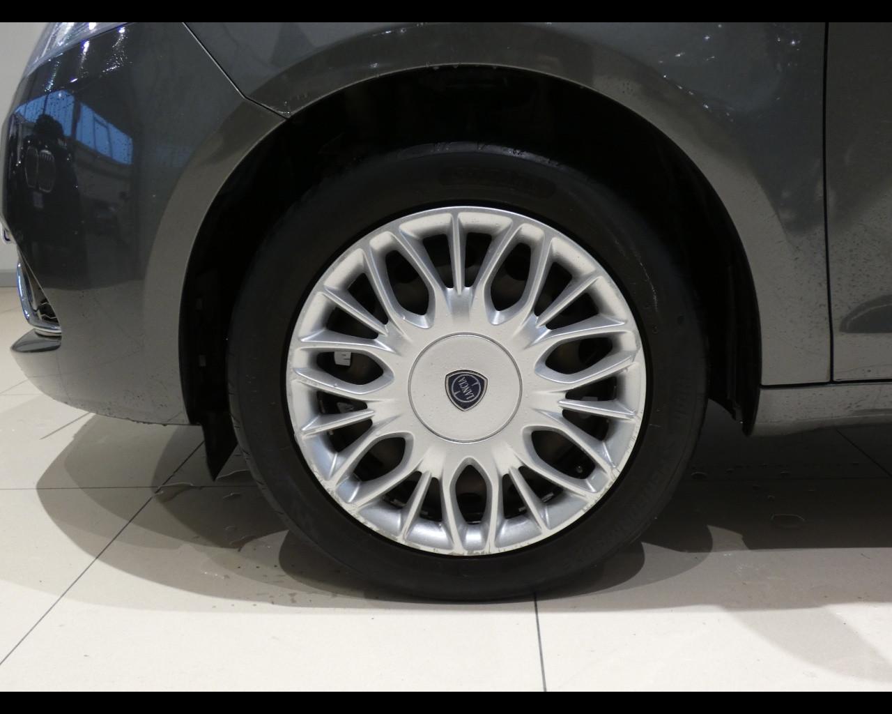 LANCIA Ypsilon 3ª serie - Ypsilon 1.2 69 CV 5 porte Silver