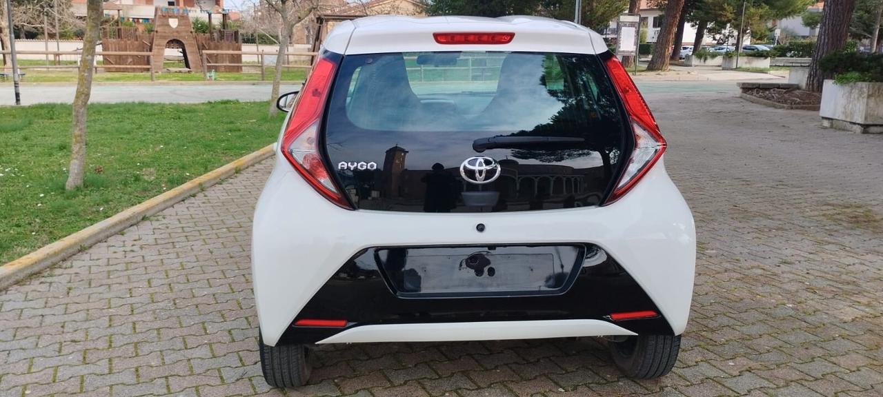 Toyota Aygo Connect 1.0 VVT-i 72 CV 5 porte x-play