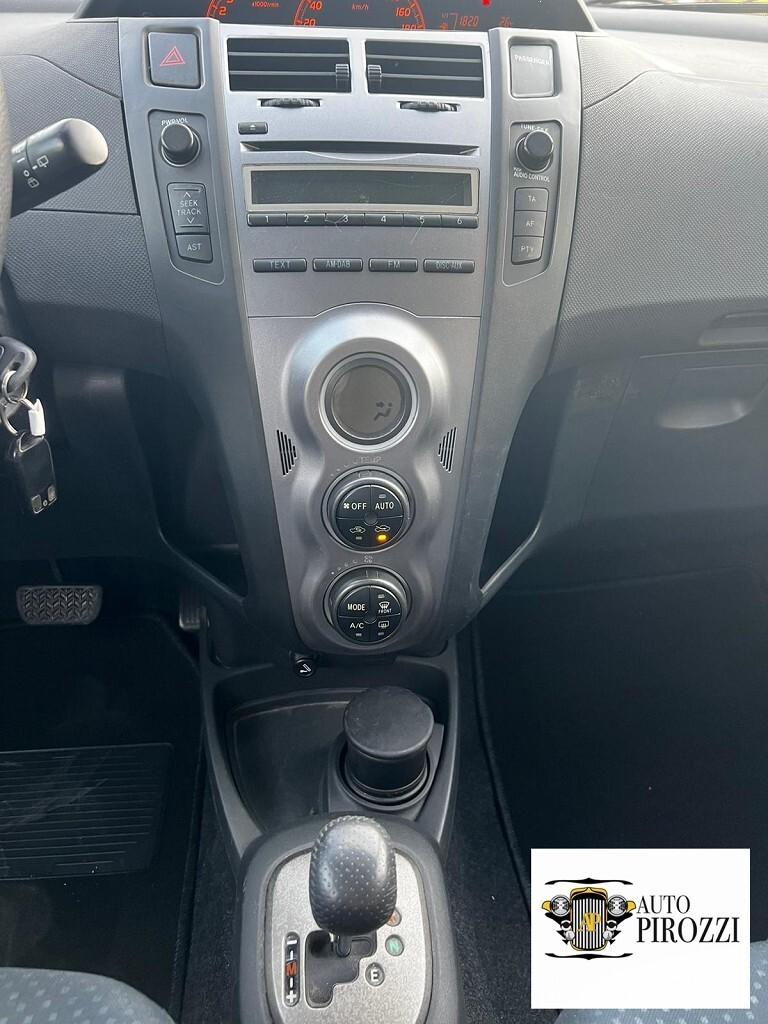 TOYOTA YARIS 1.3 Benz Cambio automatico 2011