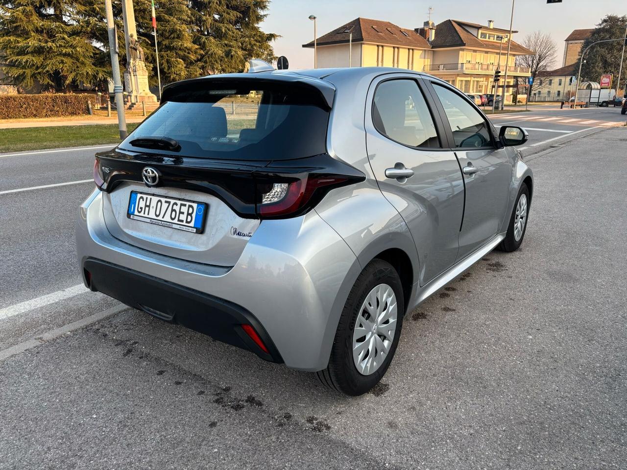 Toyota Yaris 2022 - 1.0 72 CV 4200 KM NEOPATENTATI!!