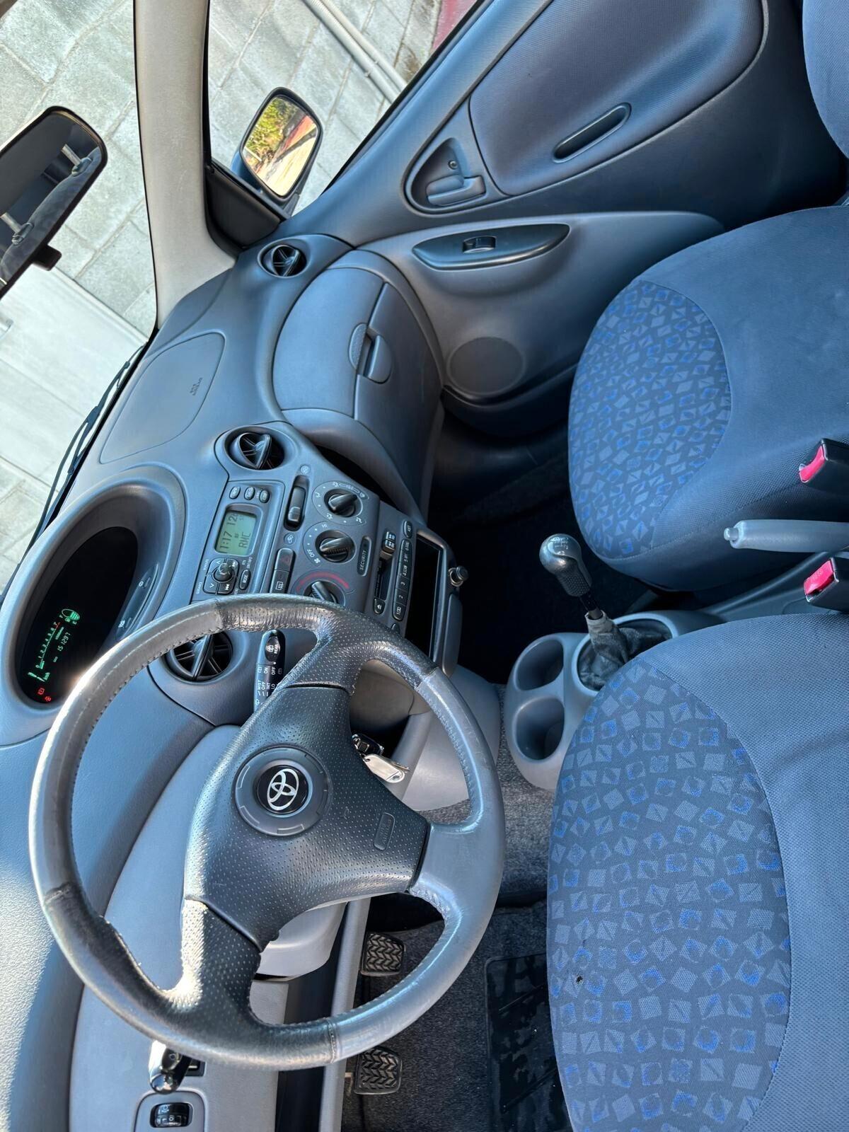 Toyota Yaris 1.3i 16V cat 5 porte SOL ADATTA AI NEOPATENTATI